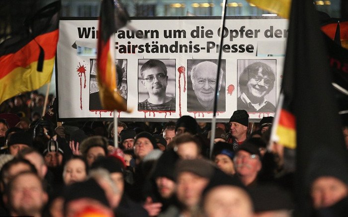 Η Μέρκελ ντυμένη μουσουλμάνα -Της φόρεσε μαντίλα το ισλαμοφοβικό PEGIDA [εικόνες] | iefimerida.gr 3