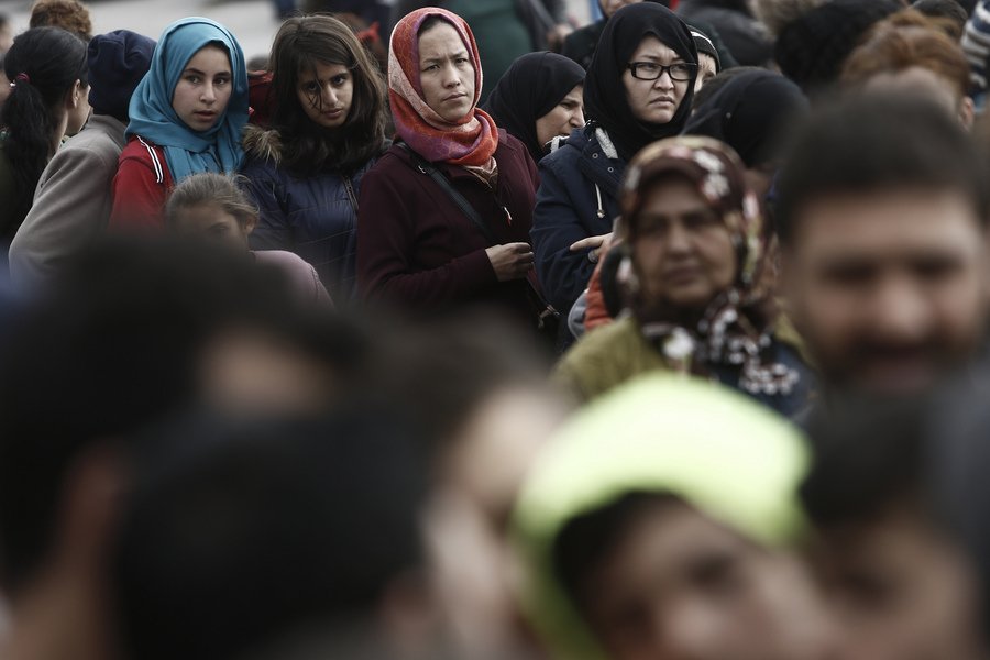 Απέραντος καταυλισμός ο Πειραιάς -Πάνω από 5.000 μετανάστες στο λιμάνι [εικόνες] | iefimerida.gr 0