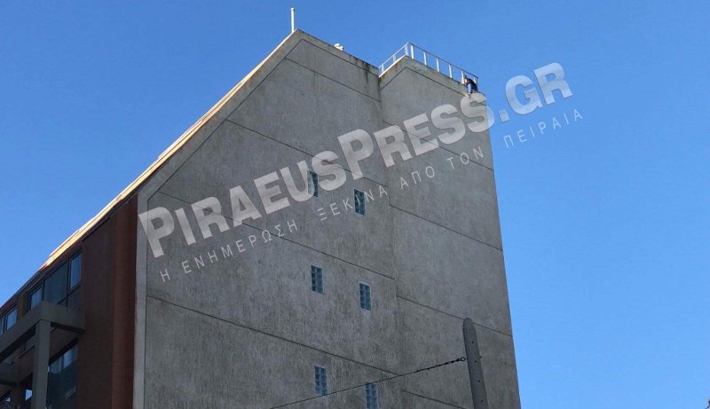  Αίσιο τέλος για τον αλλοδαπό που απειλούσε να αυτοκτονήσει από κτίριο στον Πειραιά [εικόνα] | iefimerida.gr 0