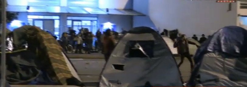 Χάος στον Πειραιά: Αγριες συμπλοκές ανάμεσα σε Αφγανούς και Σύρους | iefimerida.gr 0