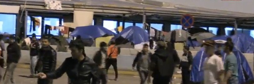 Χάος στον Πειραιά: Αγριες συμπλοκές ανάμεσα σε Αφγανούς και Σύρους | iefimerida.gr 9