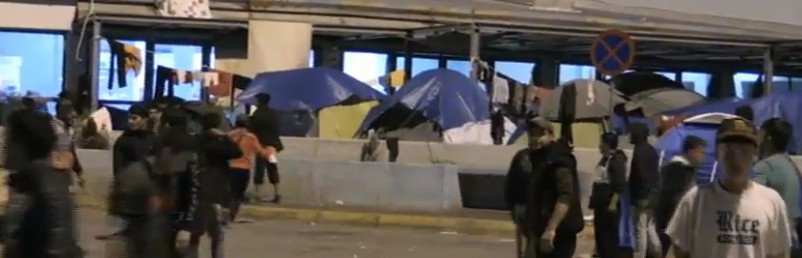 Χάος στον Πειραιά: Αγριες συμπλοκές ανάμεσα σε Αφγανούς και Σύρους | iefimerida.gr 10