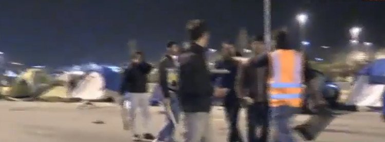 Χάος στον Πειραιά: Αγριες συμπλοκές ανάμεσα σε Αφγανούς και Σύρους | iefimerida.gr 12