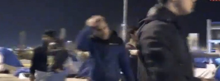 Χάος στον Πειραιά: Αγριες συμπλοκές ανάμεσα σε Αφγανούς και Σύρους | iefimerida.gr 13