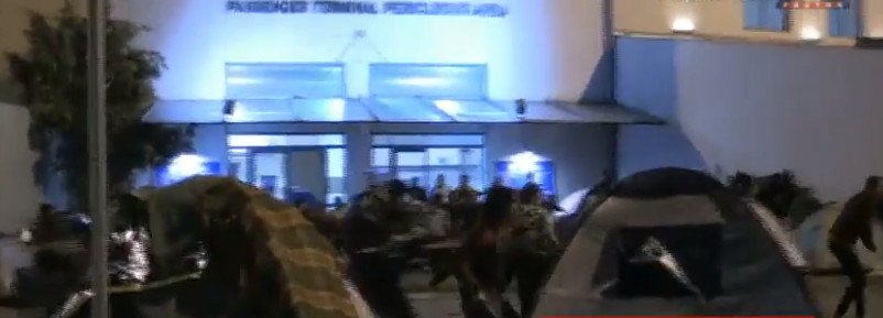 Χάος στον Πειραιά: Αγριες συμπλοκές ανάμεσα σε Αφγανούς και Σύρους | iefimerida.gr 1