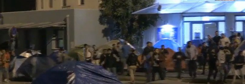 Χάος στον Πειραιά: Αγριες συμπλοκές ανάμεσα σε Αφγανούς και Σύρους | iefimerida.gr 2