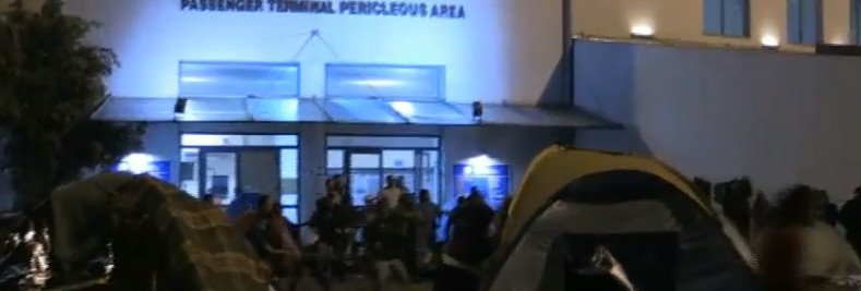 Χάος στον Πειραιά: Αγριες συμπλοκές ανάμεσα σε Αφγανούς και Σύρους | iefimerida.gr 5