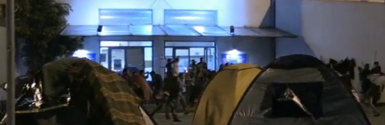Χάος στον Πειραιά: Αγριες συμπλοκές ανάμεσα σε Αφγανούς και Σύρους | iefimerida.gr 6