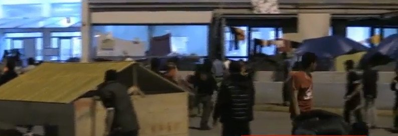 Χάος στον Πειραιά: Αγριες συμπλοκές ανάμεσα σε Αφγανούς και Σύρους | iefimerida.gr 7