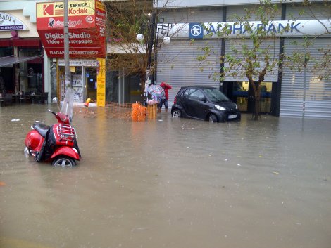 Βιβλική καταστροφή στη Νίκαια: Δρόμοι-χείμαρροι διέλυσαν αυτοκίνητα [εικόνες] | iefimerida.gr 9