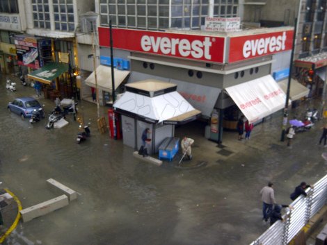 Βιβλική καταστροφή στη Νίκαια: Δρόμοι-χείμαρροι διέλυσαν αυτοκίνητα [εικόνες] | iefimerida.gr 10