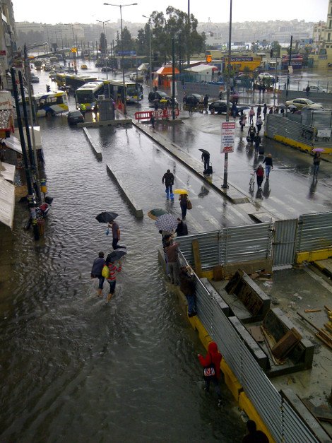 Βιβλική καταστροφή στη Νίκαια: Δρόμοι-χείμαρροι διέλυσαν αυτοκίνητα [εικόνες] | iefimerida.gr 11