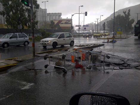 Βιβλική καταστροφή στη Νίκαια: Δρόμοι-χείμαρροι διέλυσαν αυτοκίνητα [εικόνες] | iefimerida.gr 13