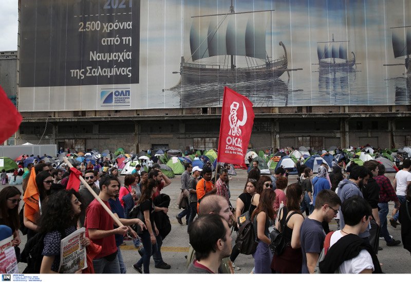 Πειραιάς: Συγκρούσεις ΜΑΤ με ακροδεξιούς -Πέταξαν φωτοβολίδα και μπουκάλια κατά δημοσιογράφων [εικόνες] | iefimerida.gr 1