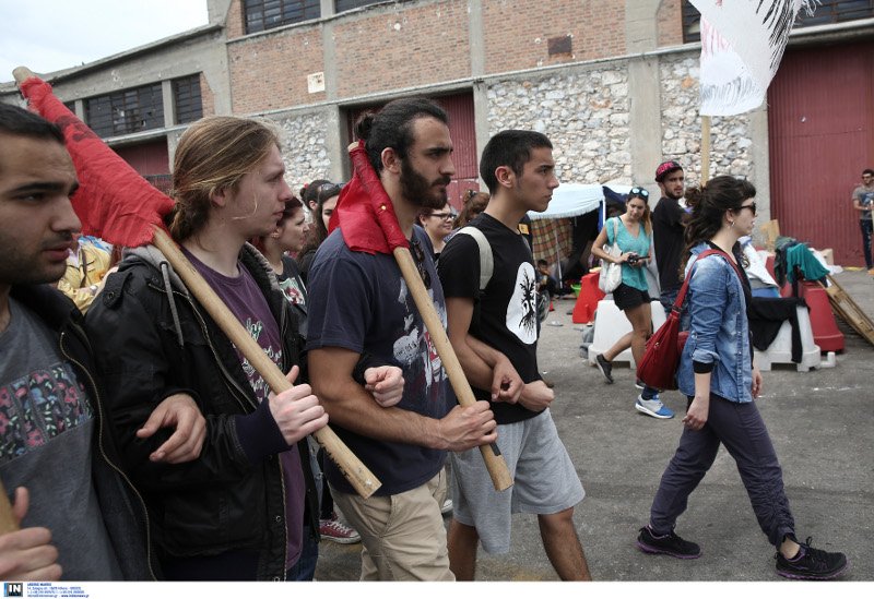 Πειραιάς: Συγκρούσεις ΜΑΤ με ακροδεξιούς -Πέταξαν φωτοβολίδα και μπουκάλια κατά δημοσιογράφων [εικόνες] | iefimerida.gr 2