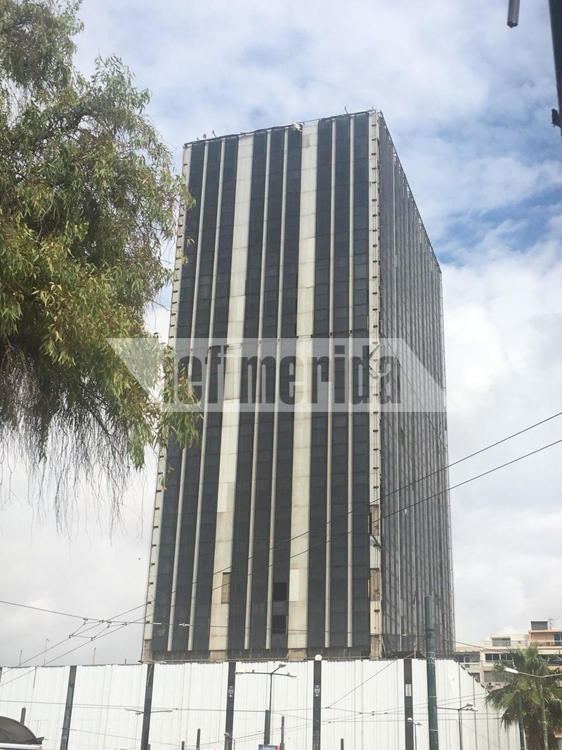 Τέντα από την ταράτσα του πύργου στον Πειραιά κρέμεται πάνω από το δρόμο -Την έσπασε ο αέρας [εικόνες] | iefimerida.gr 4