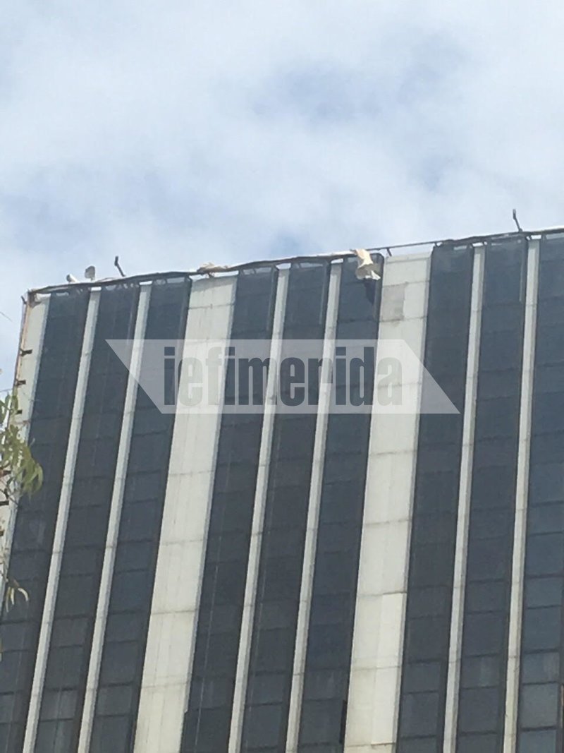 Τέντα από την ταράτσα του πύργου στον Πειραιά κρέμεται πάνω από το δρόμο -Την έσπασε ο αέρας [εικόνες] | iefimerida.gr 3