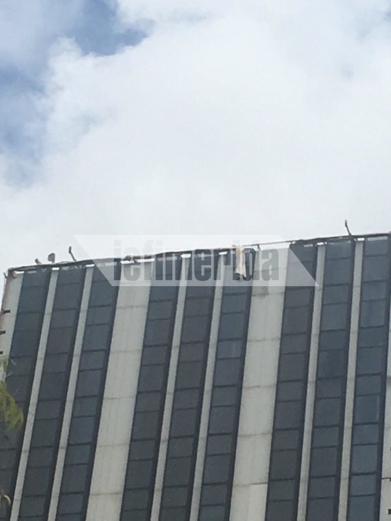 Τέντα από την ταράτσα του πύργου στον Πειραιά κρέμεται πάνω από το δρόμο -Την έσπασε ο αέρας [εικόνες] | iefimerida.gr 2