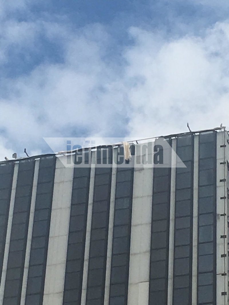 Τέντα από την ταράτσα του πύργου στον Πειραιά κρέμεται πάνω από το δρόμο -Την έσπασε ο αέρας [εικόνες] | iefimerida.gr 1