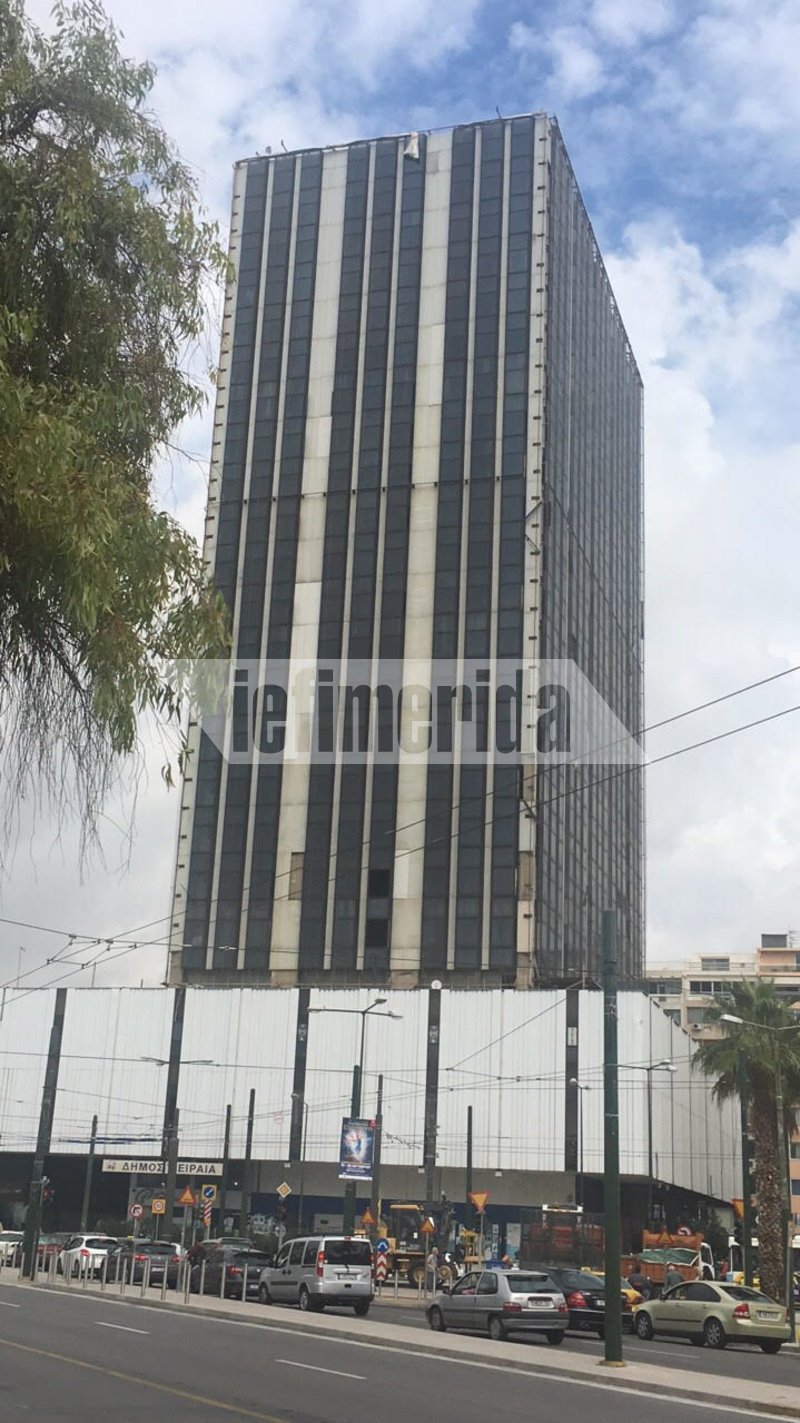 Τέντα από την ταράτσα του πύργου στον Πειραιά κρέμεται πάνω από το δρόμο -Την έσπασε ο αέρας [εικόνες] | iefimerida.gr 0