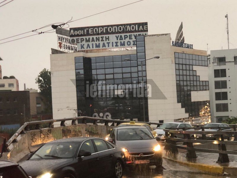 Χάος στους δρόμους της Αθήνας από το καλοκαιρινό μπουρίνι