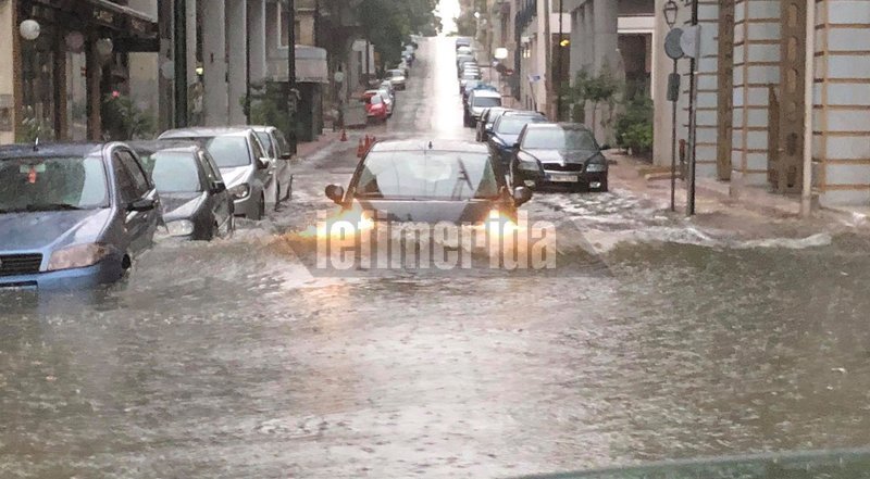 Πολλοί κεντρικοί δρόμοι της πρωτεύουσας, μετατράπηκαν σε χειμάρους
