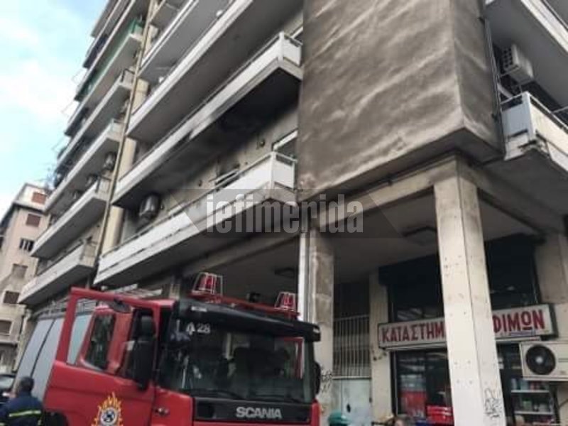 Πειραιάς: Οι εικόνες από το φλεγόμενο διαμέρισμα με τον ένα νεκρό [βίντεο] | iefimerida.gr 0