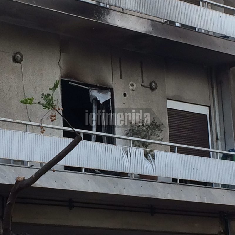 Πειραιάς: Οι εικόνες από το φλεγόμενο διαμέρισμα με τον ένα νεκρό [βίντεο] | iefimerida.gr 1