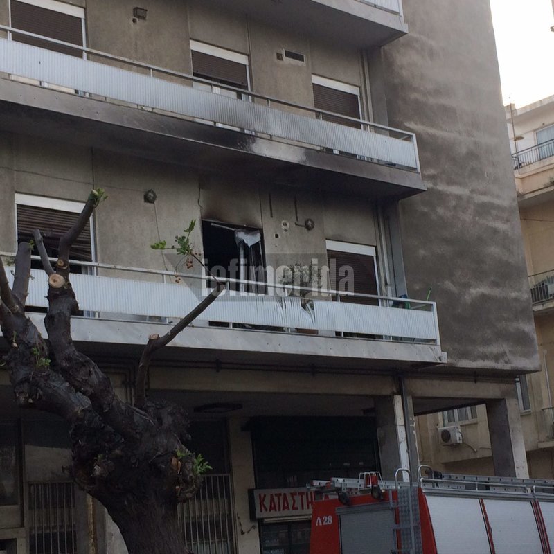 Πειραιάς: Οι εικόνες από το φλεγόμενο διαμέρισμα με τον ένα νεκρό [βίντεο] | iefimerida.gr 2