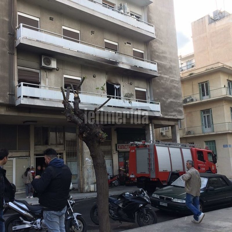 Πειραιάς: Οι εικόνες από το φλεγόμενο διαμέρισμα με τον ένα νεκρό [βίντεο] | iefimerida.gr 3