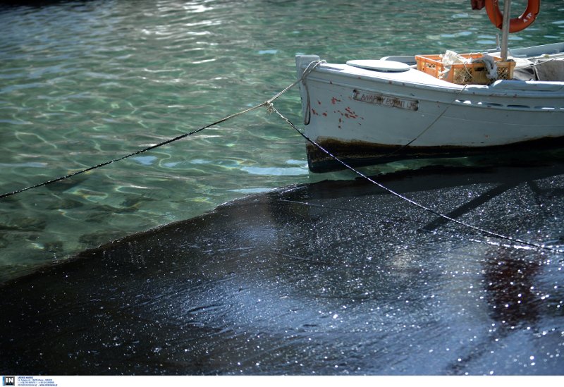 Περιβαλλοντικό έγκλημα στον Σαρωνικό -Πίσσα οι παραλίες μέχρι τη Γλυφάδα [εικόνες] | iefimerida.gr 5