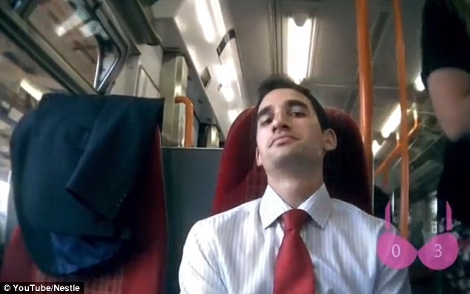 Κρυφή κάμερα σε σουτιέν «ξεγυμνώνει» τους άνδρες: Οι κλεφτές ματιές ρίχνουν στο γυναικείο μπούστο [βίντεο]  | iefimerida.gr 0