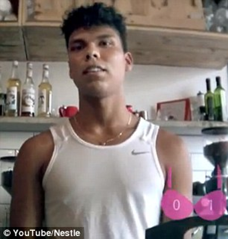 Κρυφή κάμερα σε σουτιέν «ξεγυμνώνει» τους άνδρες: Οι κλεφτές ματιές ρίχνουν στο γυναικείο μπούστο [βίντεο]  | iefimerida.gr 2