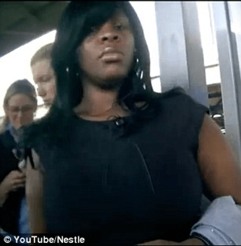 Κρυφή κάμερα σε σουτιέν «ξεγυμνώνει» τους άνδρες: Οι κλεφτές ματιές ρίχνουν στο γυναικείο μπούστο [βίντεο]  | iefimerida.gr 4