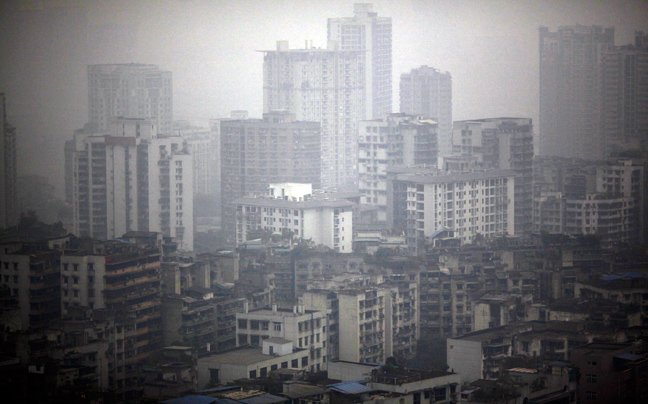 Πυκνή αιθαλομίχλη πνίγει το Πεκίνο - Με μάσκες κυκλοφορούν οι κινέζοι [εικόνες] | iefimerida.gr 2