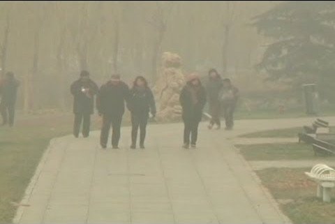 Πυκνή αιθαλομίχλη πνίγει το Πεκίνο - Με μάσκες κυκλοφορούν οι κινέζοι [εικόνες] | iefimerida.gr 4