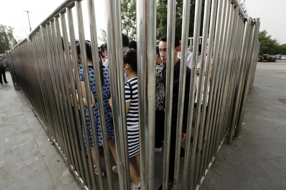 Ενα ατελείωτο ανθρώπινο «μποτιλιάρισμα» -Ετσι μετακινούνται οι Κινέζοι με το μετρό [εικόνες] | iefimerida.gr 2