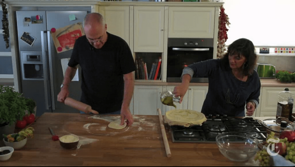 Oι Νew York Times έστειλαν δημοσιογράφο στην Αθήνα για να του μάθει η Κόχυλα να ανοίγει φύλλο και να φτιάχνει στραπατσάδα [εικόνες] | iefimerida.gr 0