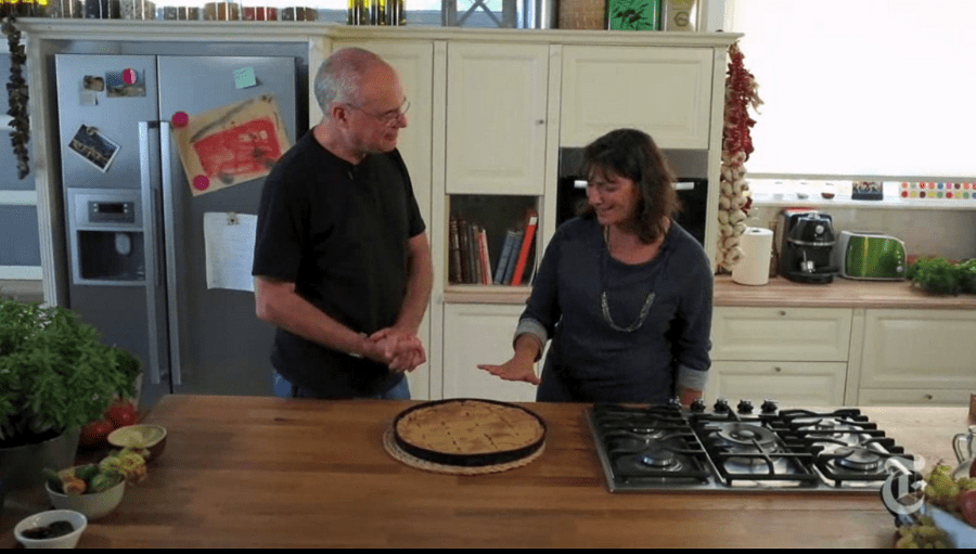 Oι Νew York Times έστειλαν δημοσιογράφο στην Αθήνα για να του μάθει η Κόχυλα να ανοίγει φύλλο και να φτιάχνει στραπατσάδα [εικόνες] | iefimerida.gr 1