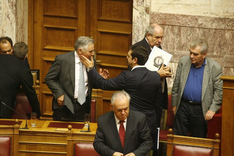 Το φιλικό... χαστουκάκι του Τσίπρα σε υπουργό του [εικόνες] | iefimerida.gr 2