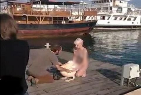 Απίστευτο: Ρωσίδα γυμνή με πελεκάνο στο λιμανάκι της Πάφου [εικόνες] | iefimerida.gr 0