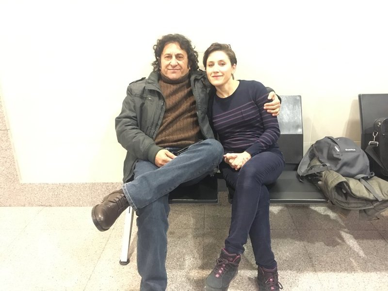 Η Πελίν Ουνκέρ, με τον πατέρα της, Ζιγιά Ουνκέρ, έξω από τη δικαστική αίθουσα