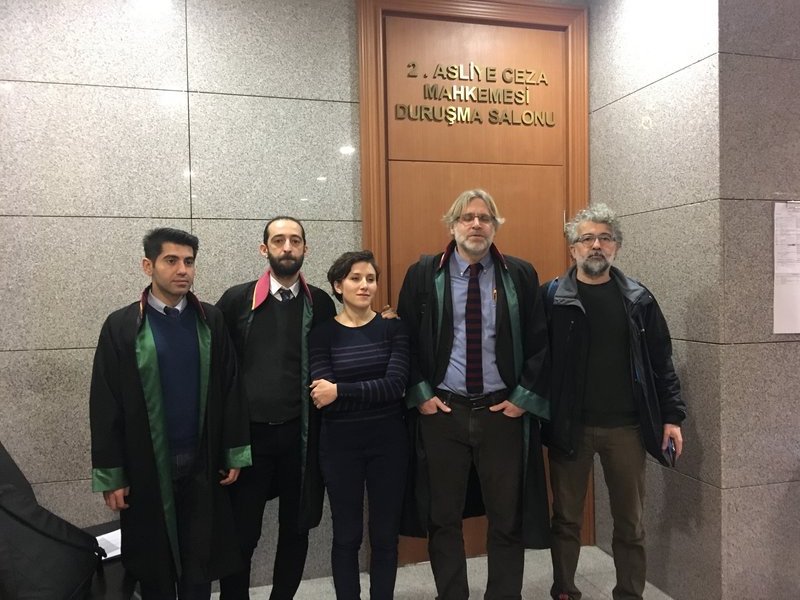 Από αριστερά οι δικηγόροι της, Χαλίλ Κοτζαμπάς, Αμπάς Γιαλτσίν, Τόρα Πεκίν και ο εκπρόσωπος των Ρεπόρτερ Χωρίς Σύνορα της Τουρκίας Ερόλ Οντέρογλου.