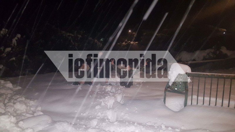 Πέλλα: Ενάμιση μέτρο χιόνι, παγωμένοι δρόμοι και μείον 5 θερμοκρασία [εικόνες] | iefimerida.gr 2