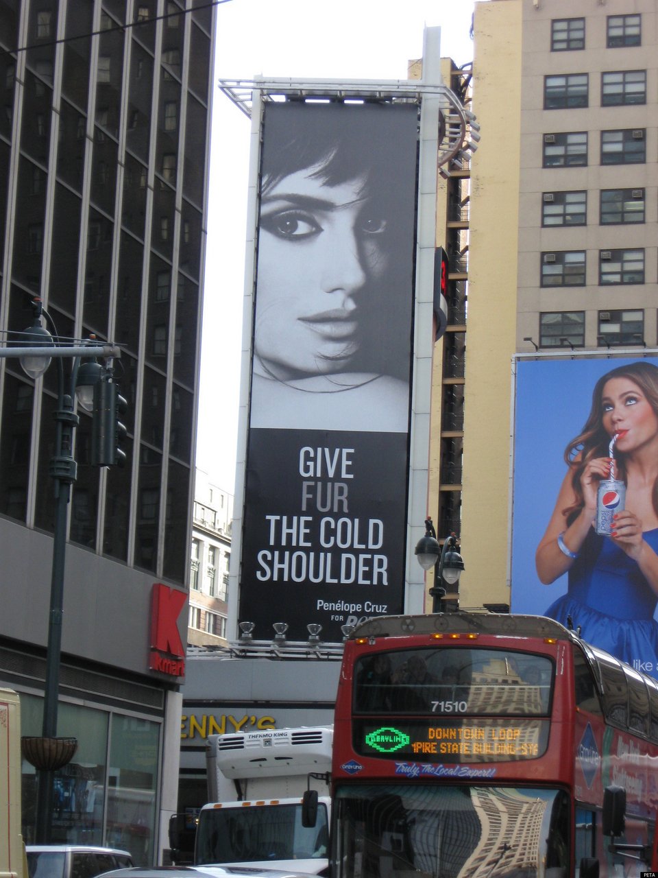 Η Πενέλοπε Κρουζ γυρίζει την πλάτη στις γούνες [εικόνες] | iefimerida.gr 0