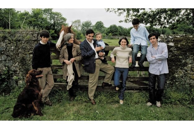 Η σύζυγος του Φρανσουά Φιγιόν φοράει μπάσκετ και αυτοαποκαλείται «αγρότισσα» [εικόνες] | iefimerida.gr 1