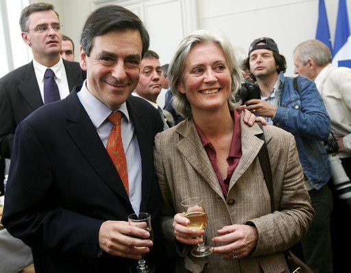 Η σύζυγος του Φρανσουά Φιγιόν φοράει μπάσκετ και αυτοαποκαλείται «αγρότισσα» [εικόνες] | iefimerida.gr 0