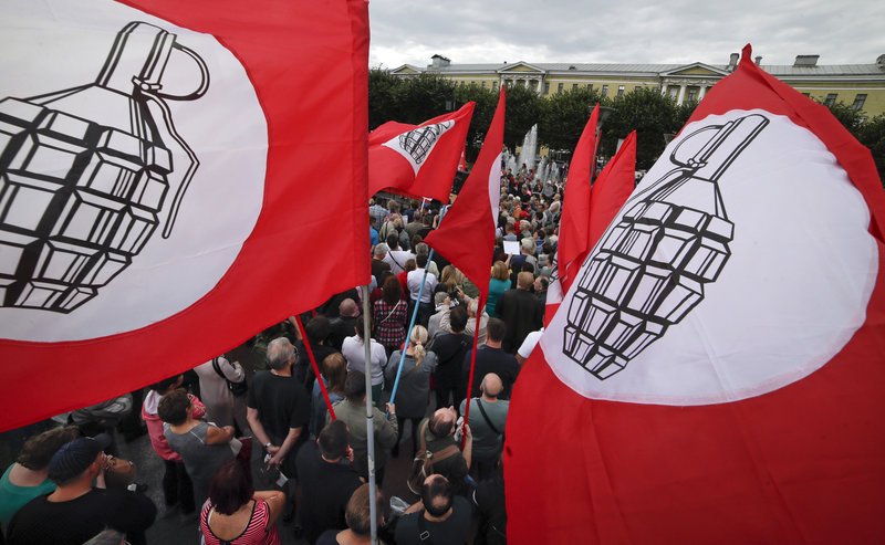 Πολλοί κρατούσαν κόκκινες σημαίες και πανό του κύριου οργανωτή της διαδήλωσης