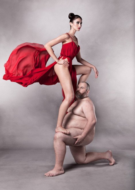 «Οι πεντάμορφες και τα τέρατα» - Καλλίγραμμα μοντέλα φωτογραφίζονται με παχουλούς τριχωτούς άνδρες [εικόνες] | iefimerida.gr 0