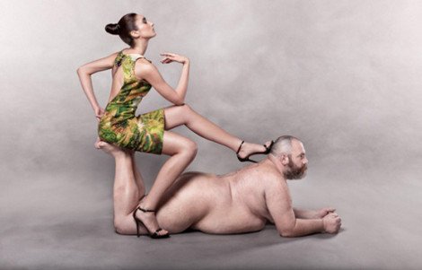 «Οι πεντάμορφες και τα τέρατα» - Καλλίγραμμα μοντέλα φωτογραφίζονται με παχουλούς τριχωτούς άνδρες [εικόνες] | iefimerida.gr 4